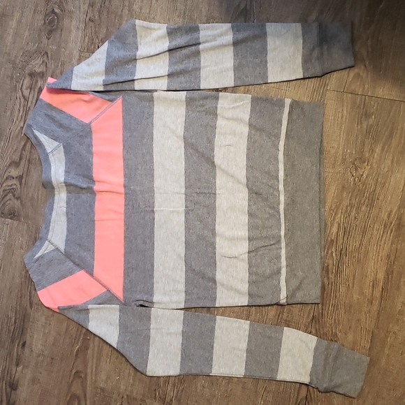 NWOT Garage Long Sleeve V- Neck Sweater sz S - Picture 3 of 4